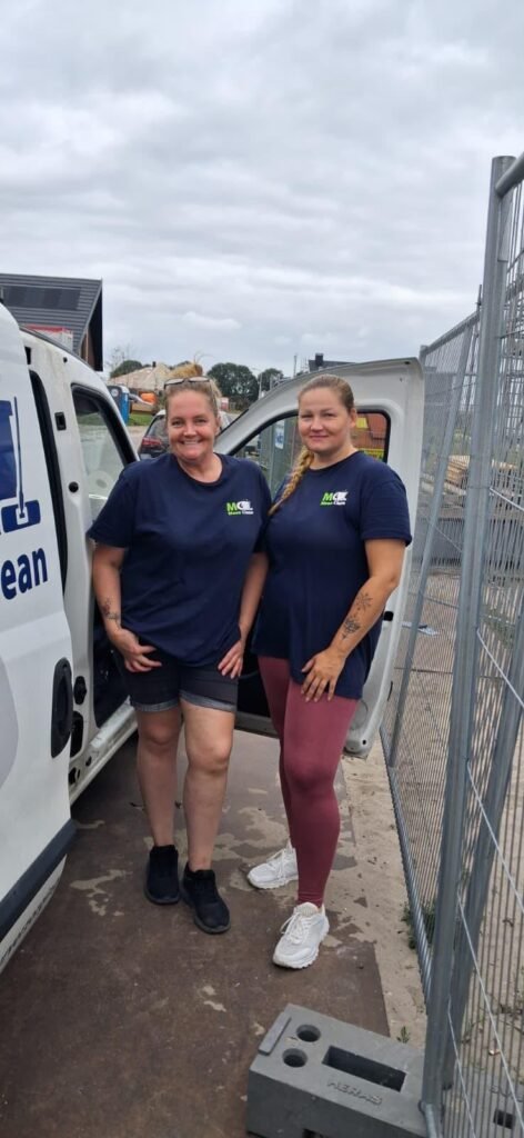 Twee medewerkers van Mean Clean Interieurverzorging Harlingen bij de bedrijfsbus