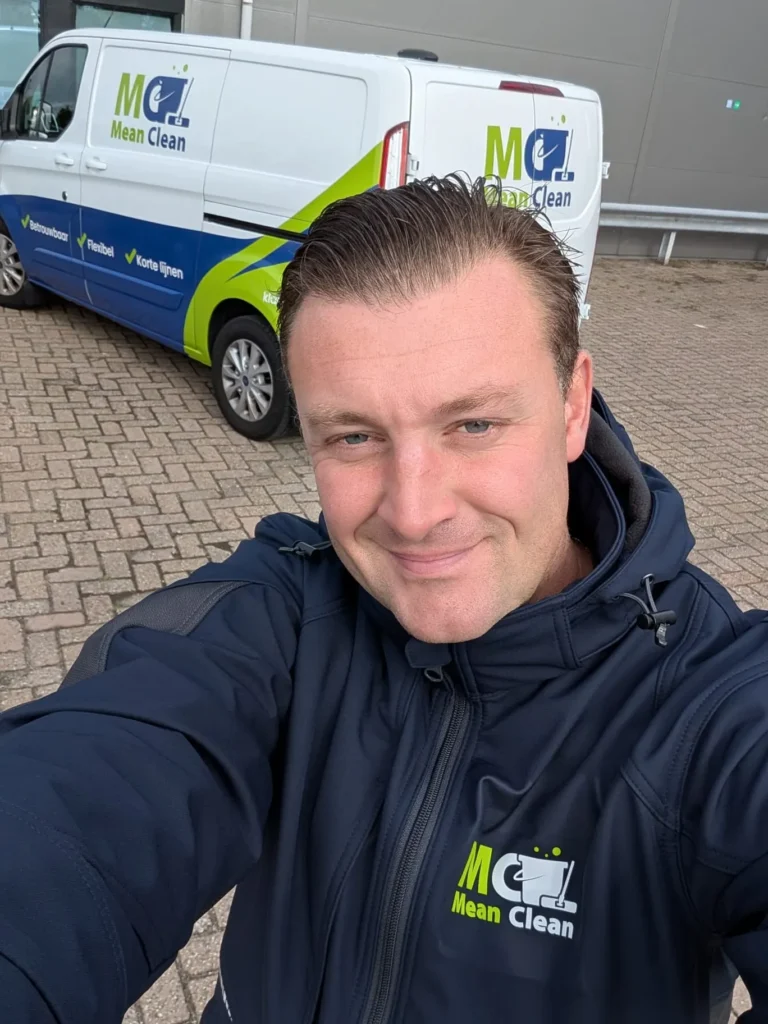 Erik Broekhuizen, glazenwasser bij Mean Clean in Harlingen