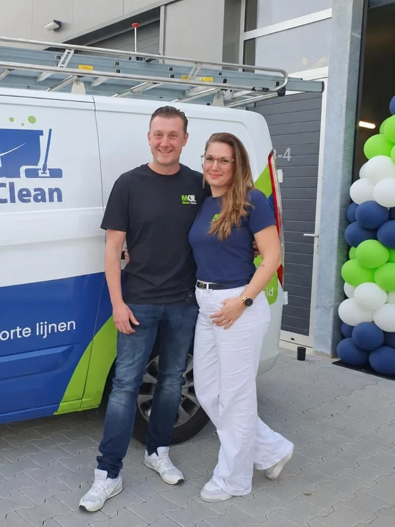 Deborah en Erik Broekhuizen van Mean Clean voor de bedrijfsbus in Harlingen
