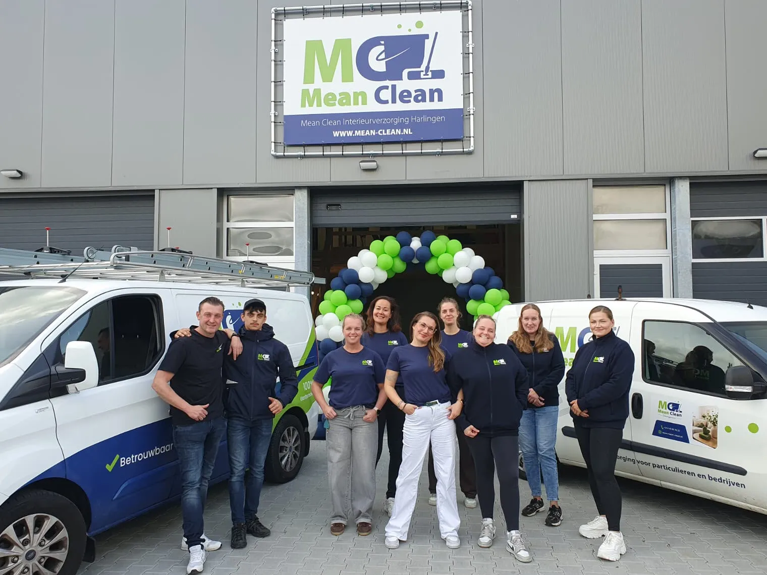 Het team van Mean Clean Interieurverzorging voor het bedrijfspand in Harlingen, met de bedrijfsbussen